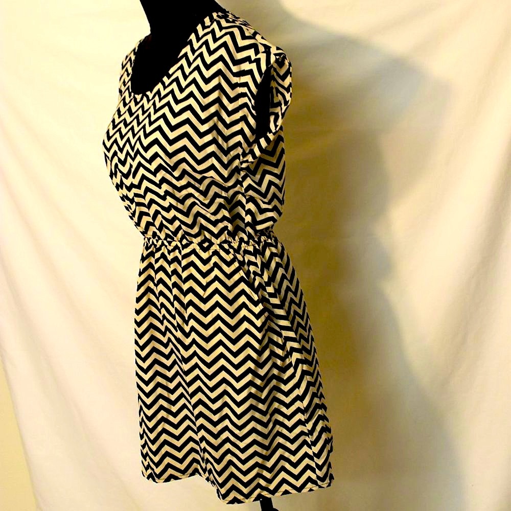 Candies Black & Ivory Chevron T-Shirt Dress Woman Size Medium Short Sleeve Open - Picture 6 of 10